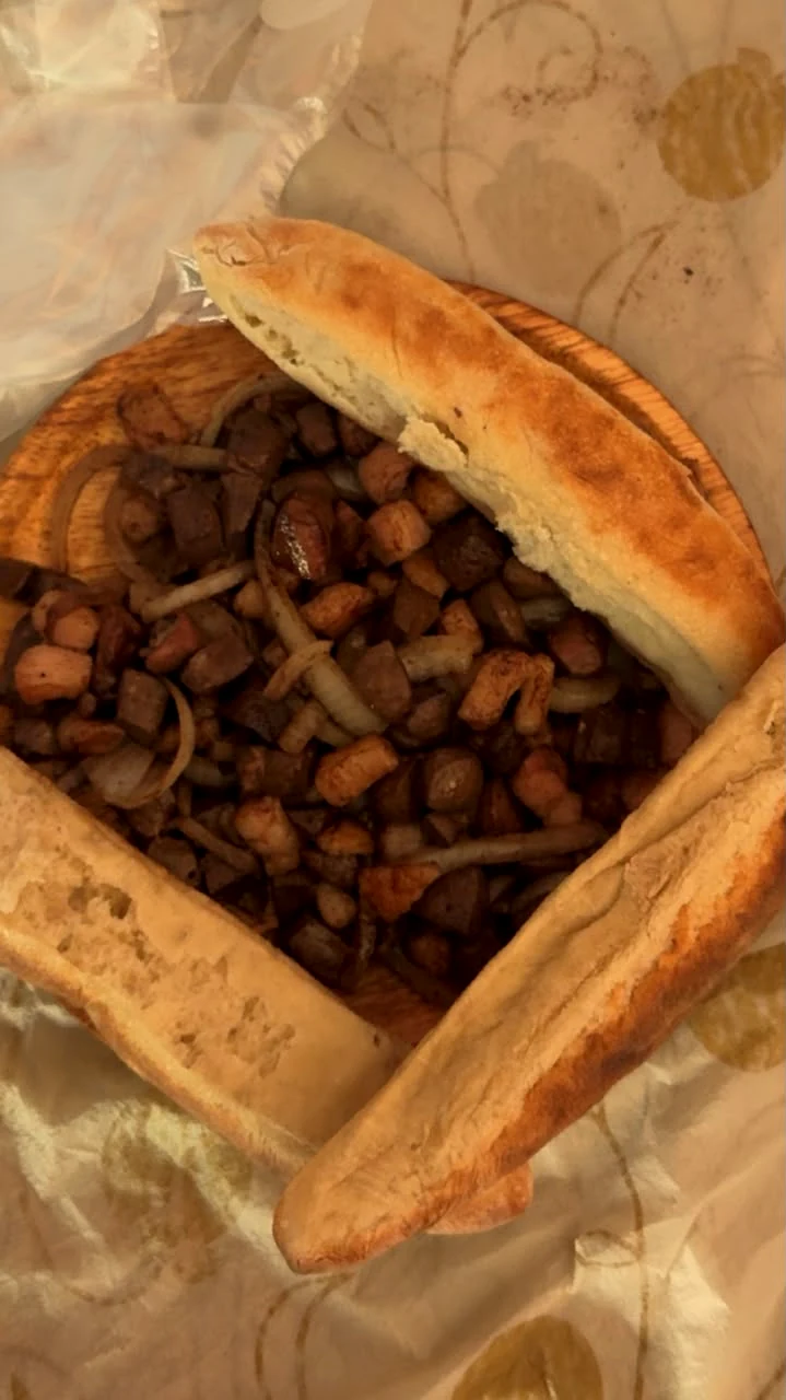 كبدة مع خبز تقليدي