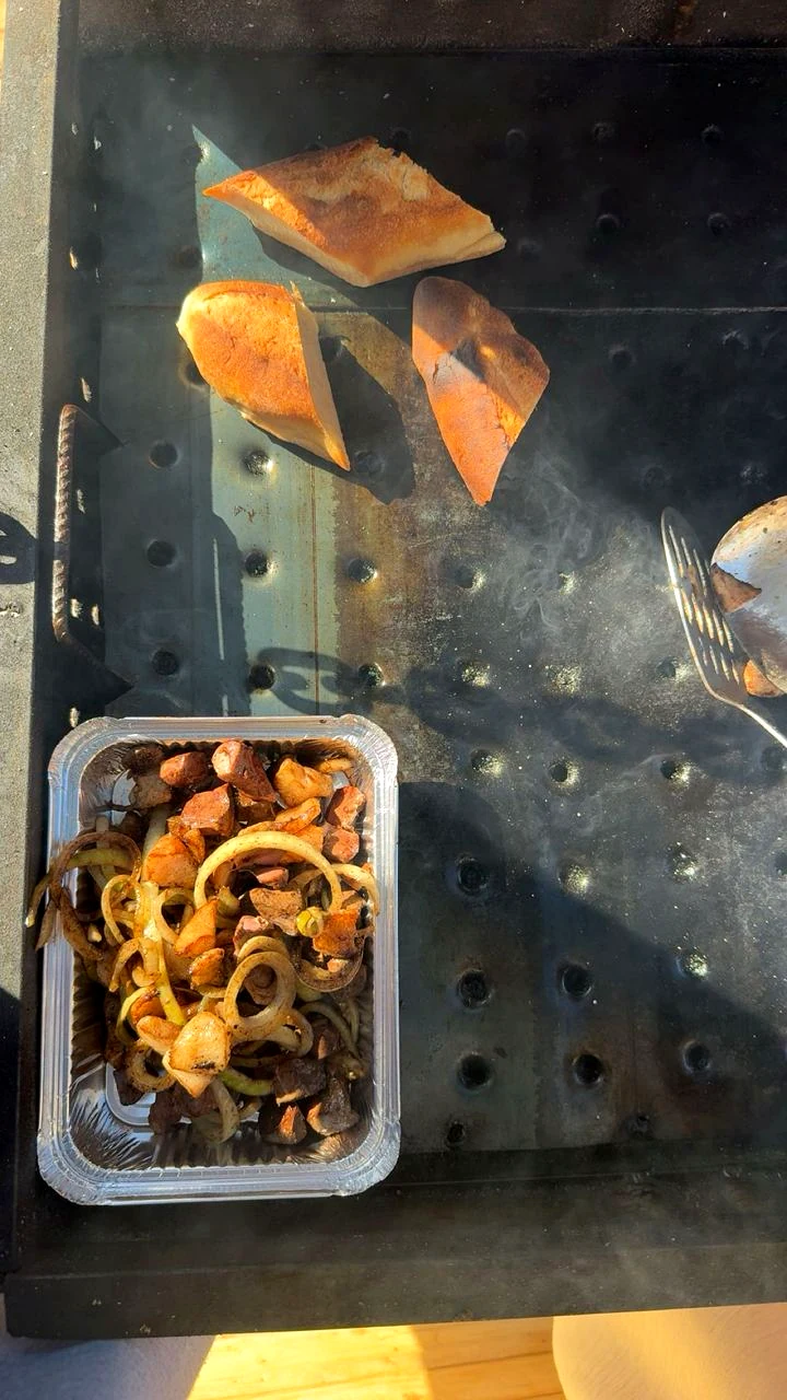 خبز وكبدة على المجمر